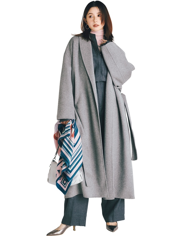 グレーロングコート×スキッパーシャツ×パンツ