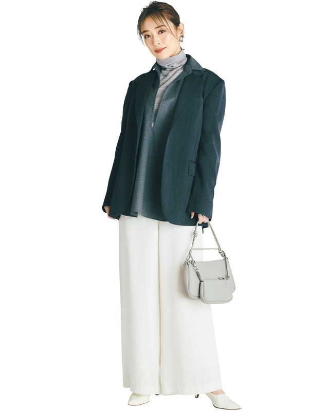 ジャケット×グレーシャツ×白ワイドパンツ