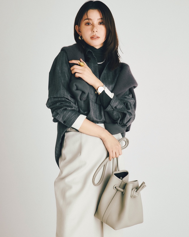 ストライプ柄シャツ×タイトスカート