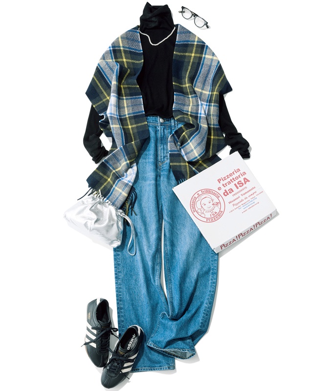 チェック柄ストール×タートルネックニット×デニムパンツ