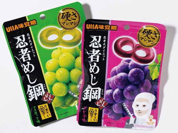 左から／UHA味覚糖 忍者めし鋼 マスカット味・同グレープ味　各￥160（編集部調べ）