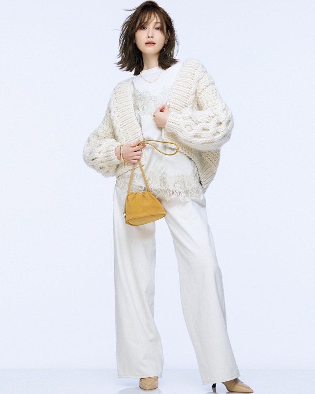 白カーデ×レースキャミ×白パンツ