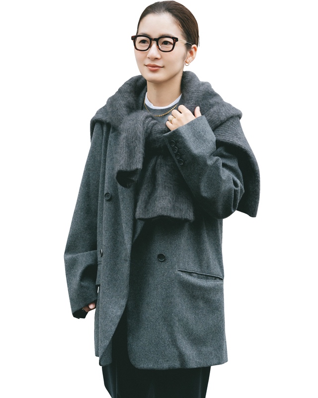 ジャケット×肩掛けニット×メガネ