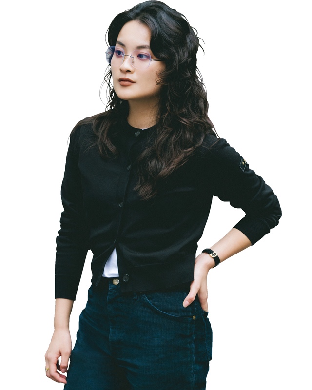 黒カーデ×デニムパンツ