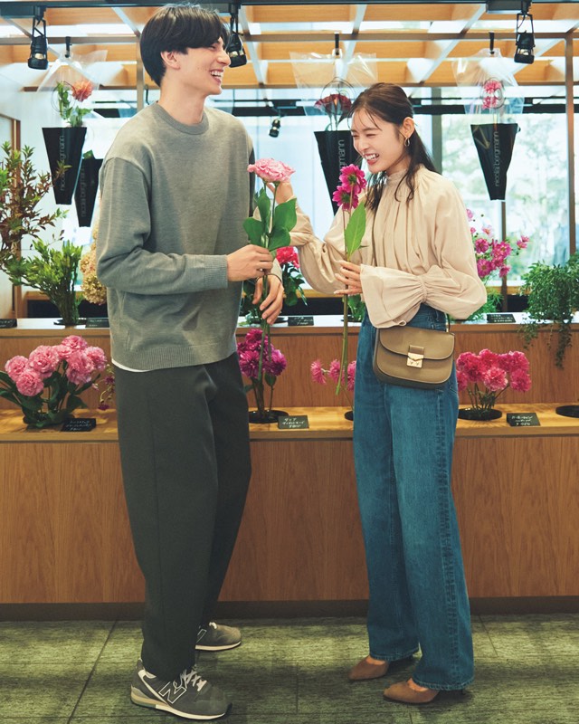 シャーリングブラウス×デニムパンツ