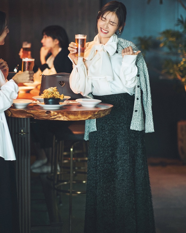 ボウタイブラウス×ブークレニットカーデ×フェザースカート