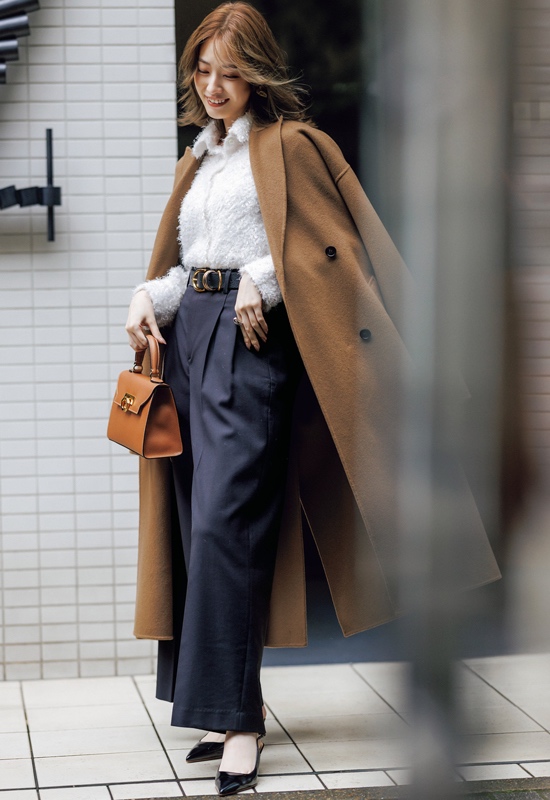 ロングコート×フェザーシャツ×ネイビーパンツ