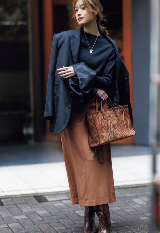 ジャケット×サテンカフスニット×ブラウンスカート