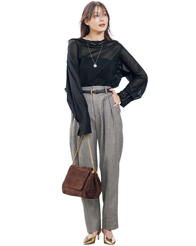 黒シアーブラウス×チェック柄パンツ