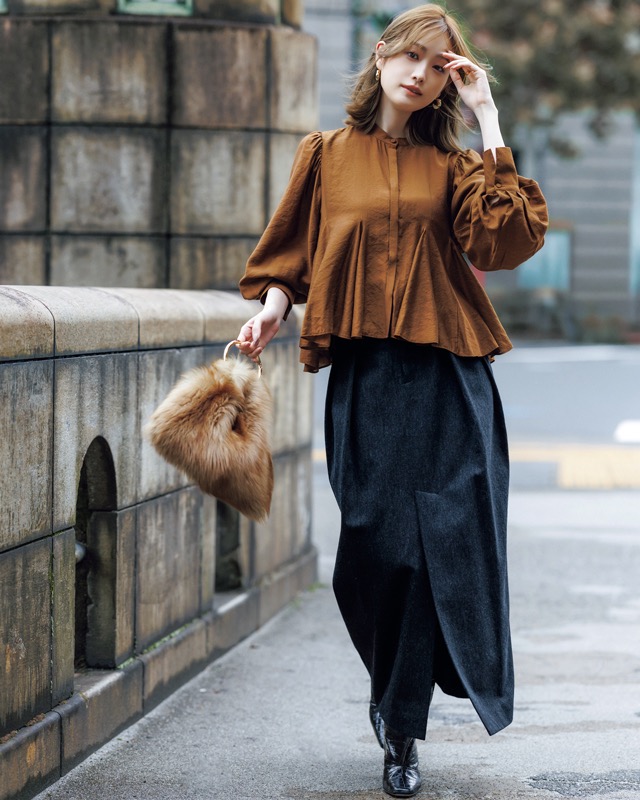 ペプラムブラウス×地厚スカート