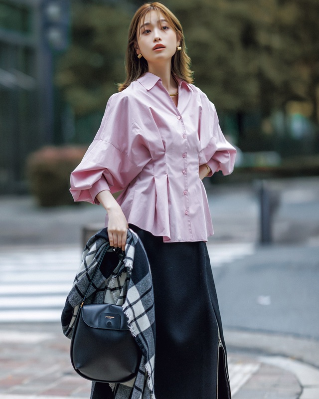 ピンクブラウス×ジップスカート