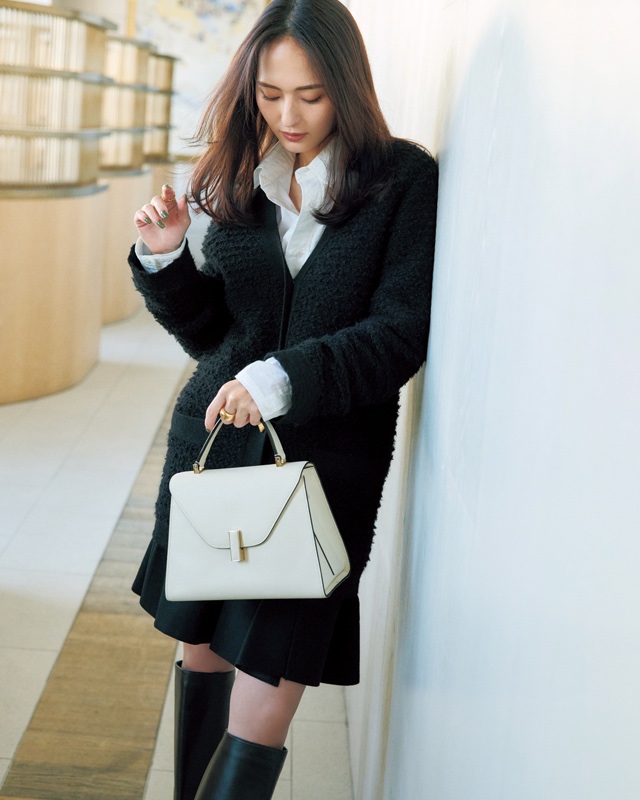 黒カーデ×白シャツ×ミニスカート