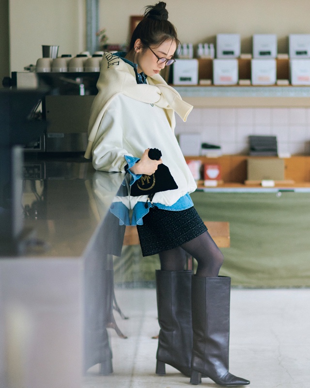 白スウェット×デニムシャツ×ショートパンツ