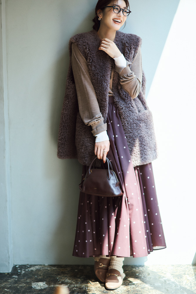 ブラウンのワントーンコーデの女性