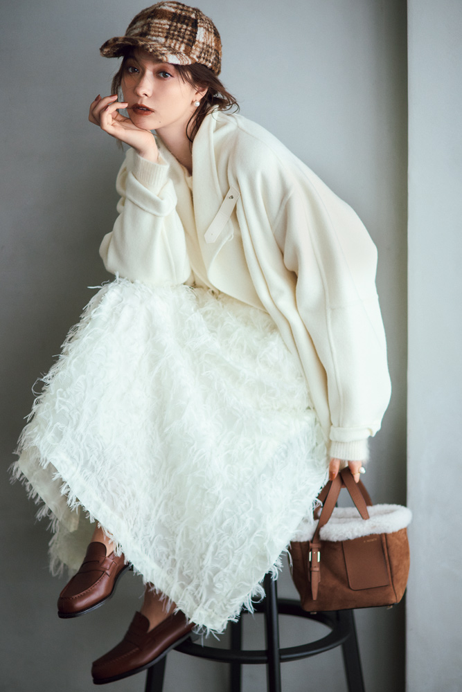 白コーデにキャップの女性