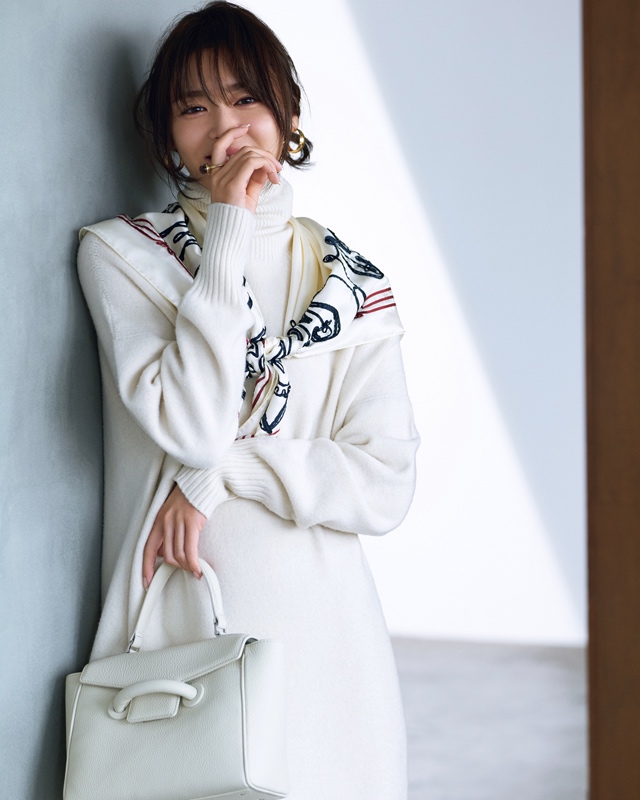 白ニットワンピ×スカーフ