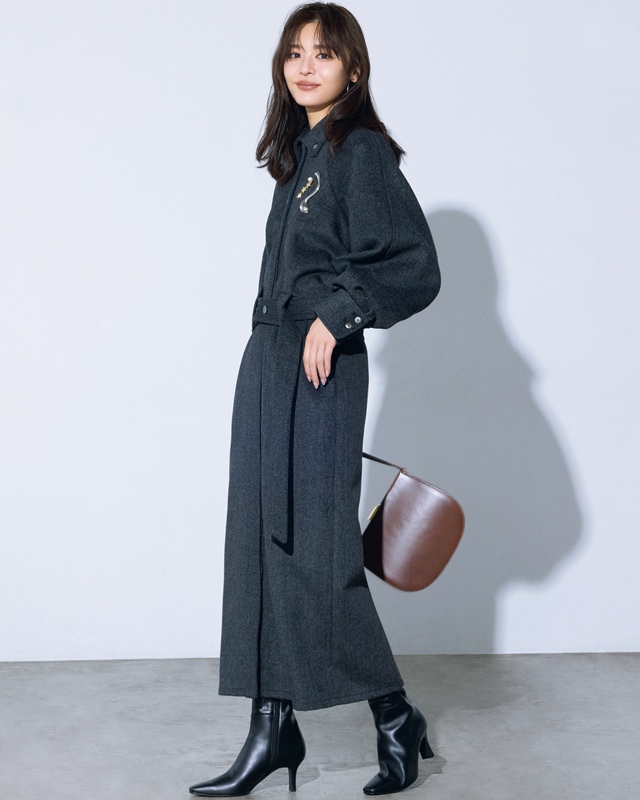 シャツワンピ×ブローチ