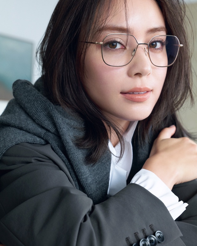 ゴールドフレーム×ベージュリップ 滝沢カレン