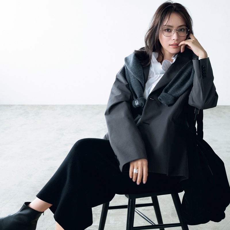 ジャケット×白シャツ×肩掛けニット