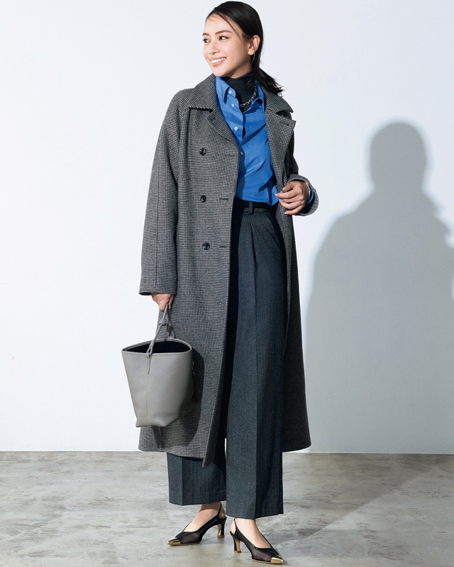 千鳥格子柄ロングコート×ブルーシャツ×パンツ