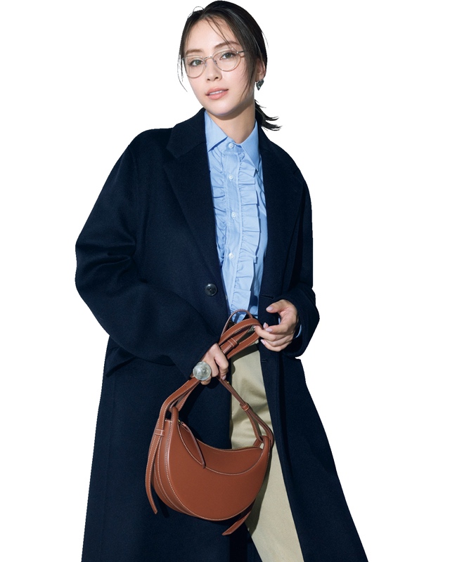 ネイビーコート×フリルシャツ×メガネ
