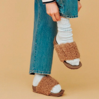 Oggi×AKAISHIのもこもこサンダル