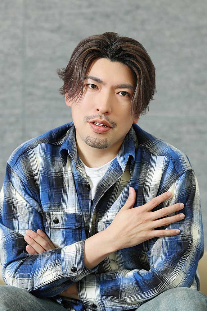 インタビューを受けるEXIT りんたろー。さん