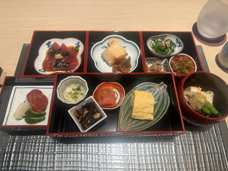 朝食のお膳の写真