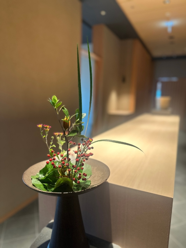 通路に生けられた花の写真