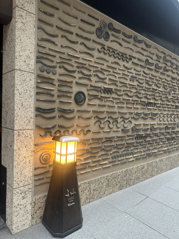 ふふ銀座の行灯と壁の写真