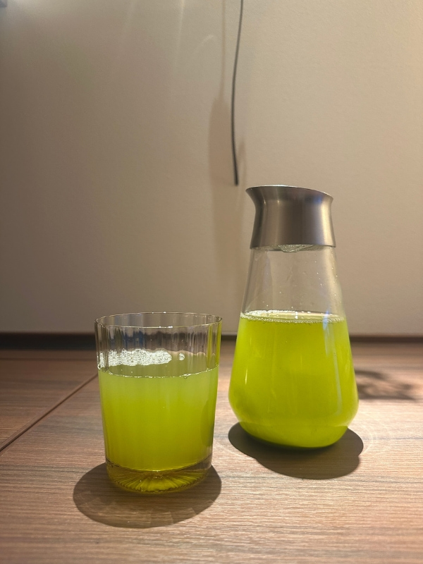 コップに注がれたお茶とピッチャーの写真