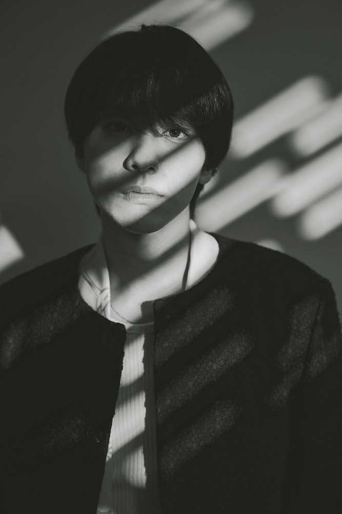 山下幸輝さん モノクロ
