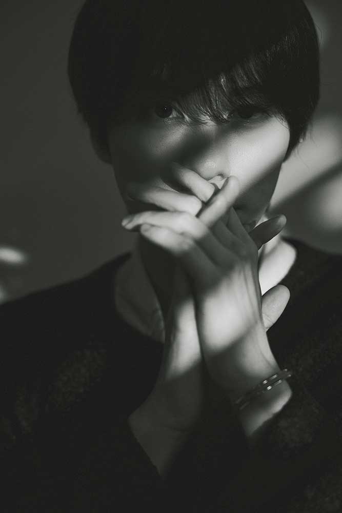 山下幸輝さん モノクロ