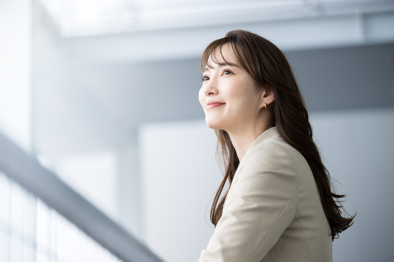 オフィスで働くロングヘアの女性　