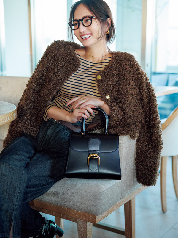 黒バッグを持った女性