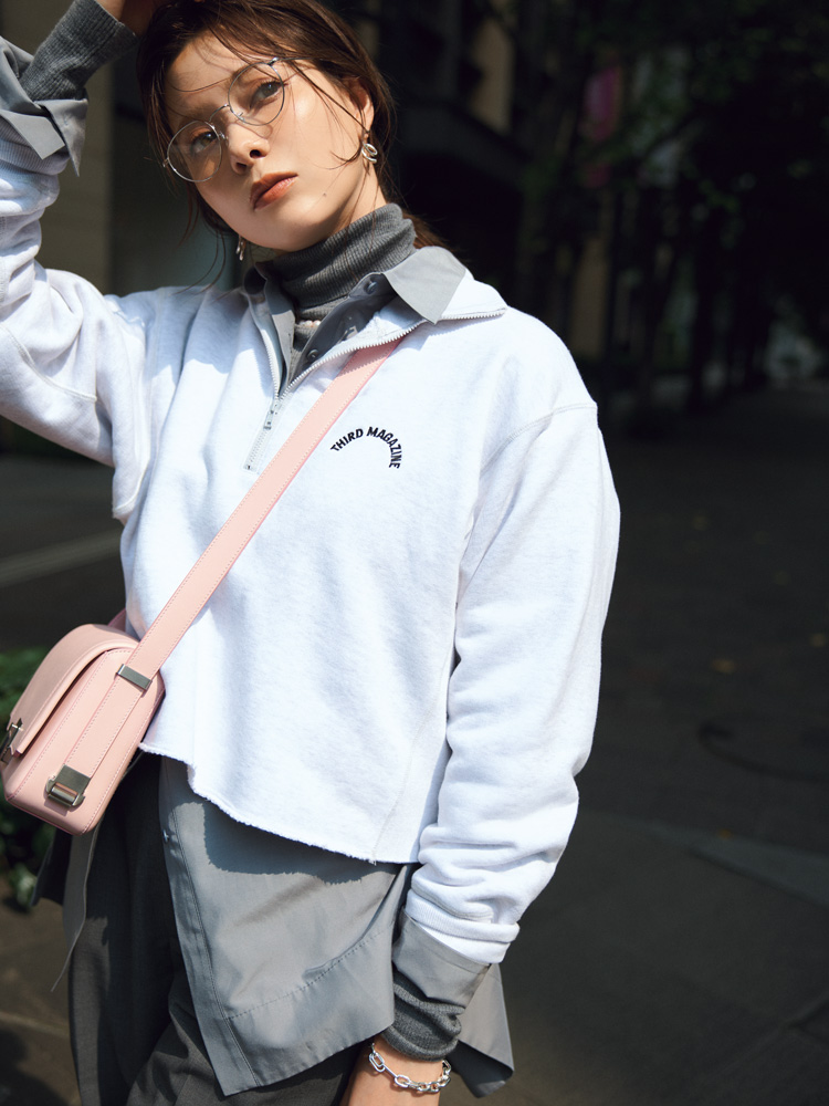 白スエットの女性