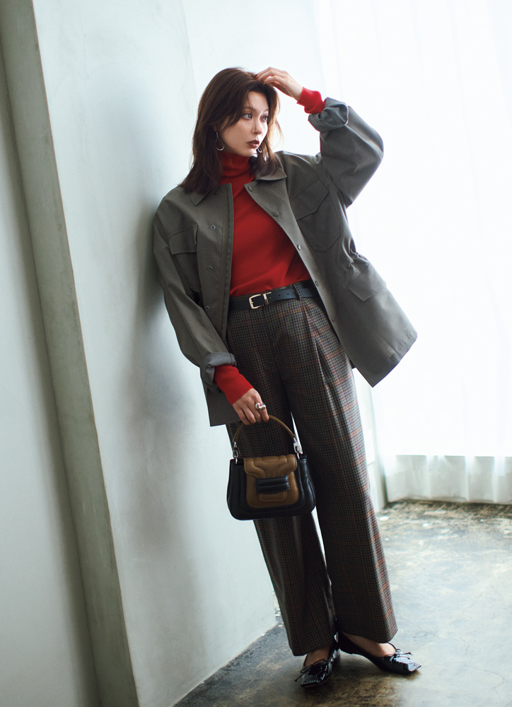 ブラウンに赤を効かせたスタイルの女性