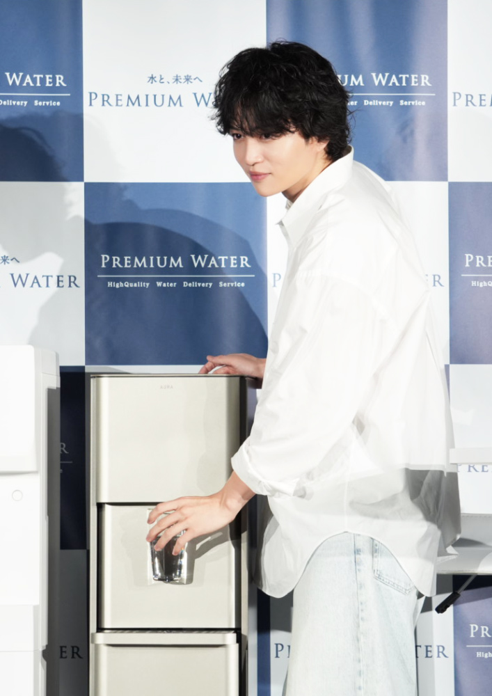 ウォーターサーバーを実際に使ってみている菊池風磨さん