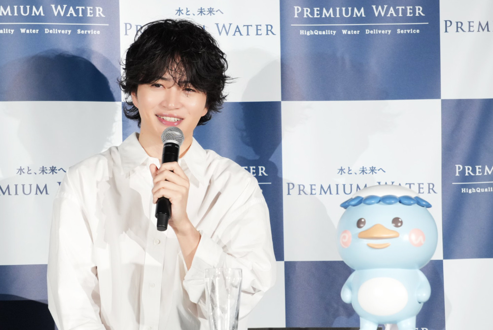 マイクを持ってお話ししている菊池風磨さん