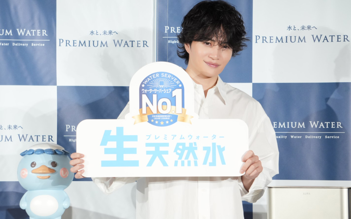 生天然水のボードを持っている菊池風磨さん