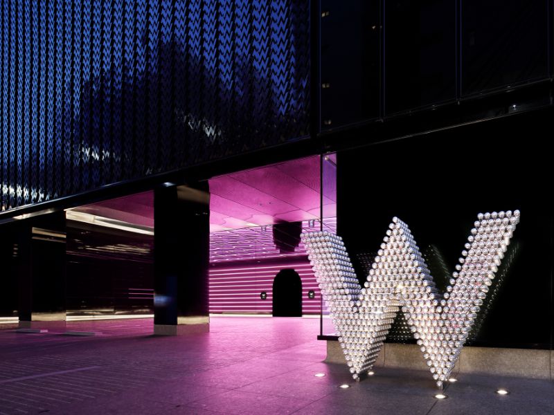 「Ｗ」のオブジェ。