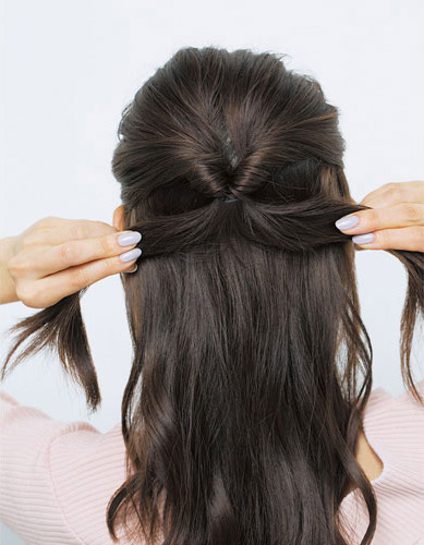 毛束を左右に引っ張っている写真