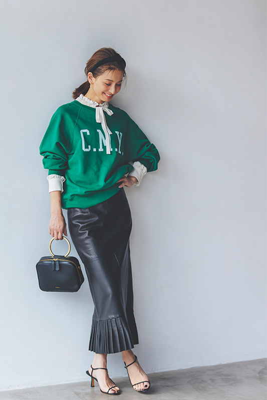 【11】黒スカート×緑スウェット×白ブラウス