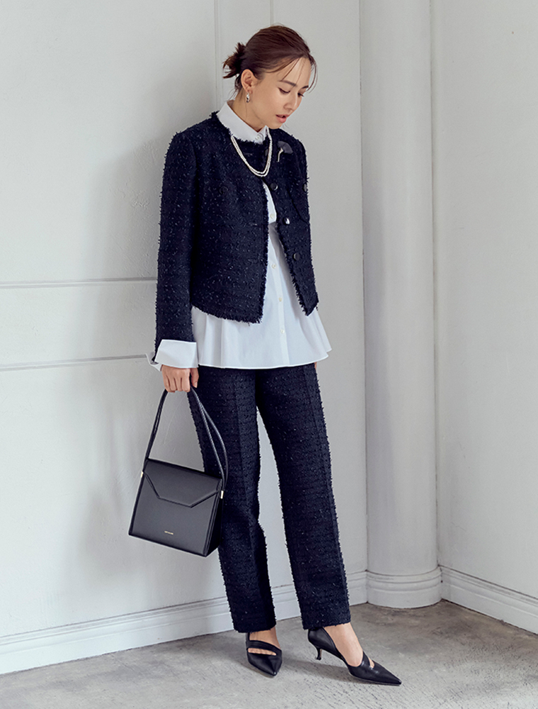 優木まおみさん 短丈ジャケットとブラウス、パンツのコーデ