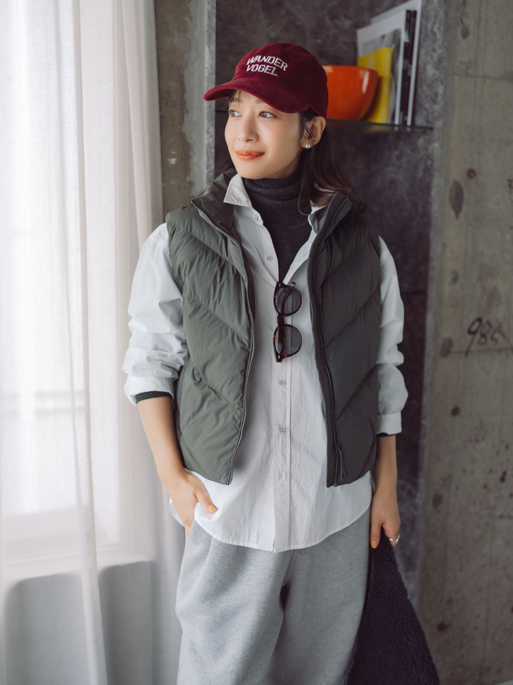 クロップドダウンベスト×白シャツ×スウェットパンツ