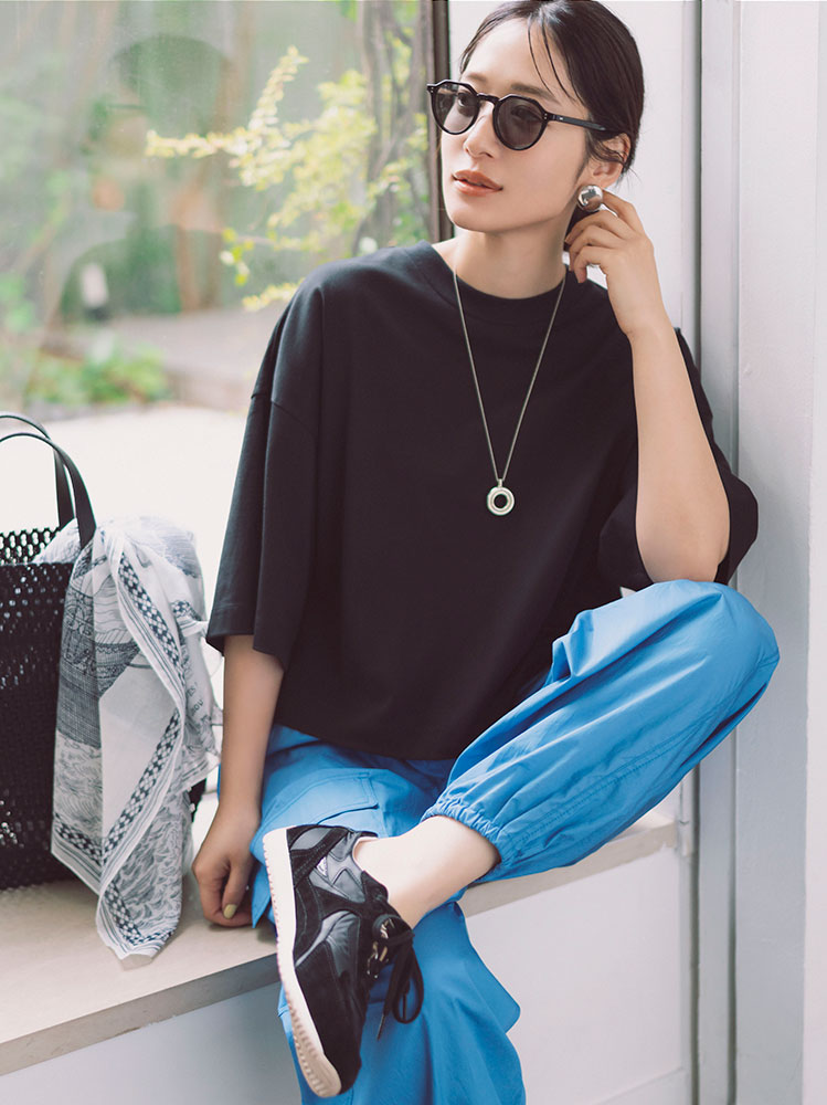 ハズせない「シンプル黒Tコーデ」で洒落見え