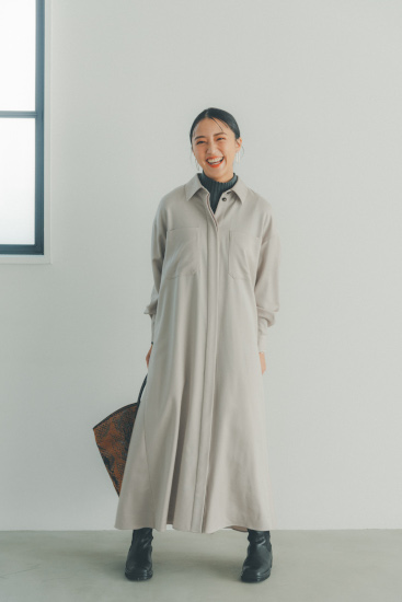 黒タートルネック×グレーシャツワンピース