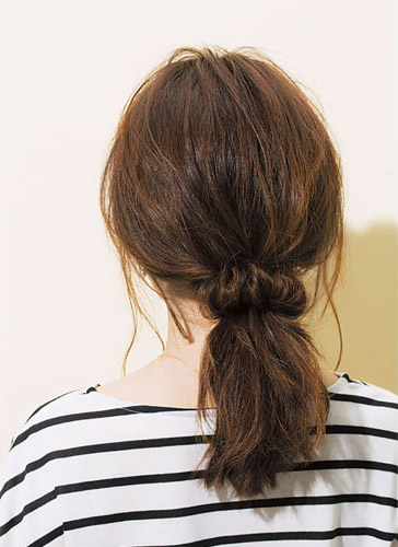 くるりんぱした一つ結びのヘアアレンジの後頭部写真