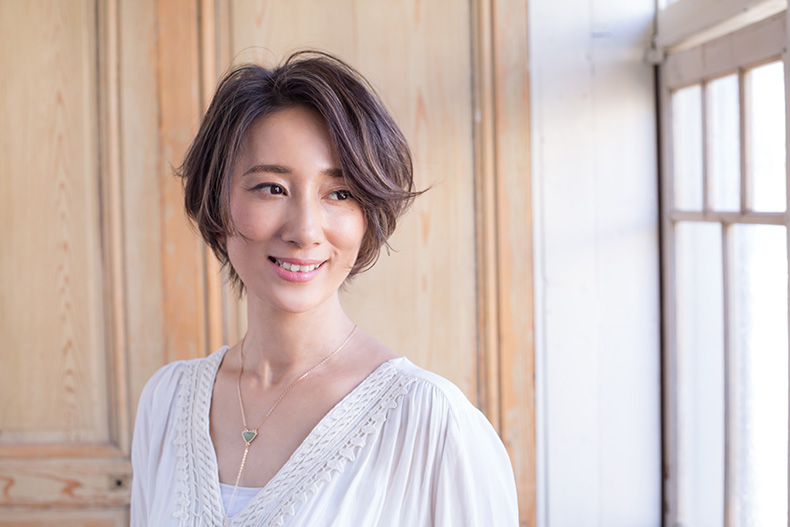 前髪なしのショートヘアの写真　正面