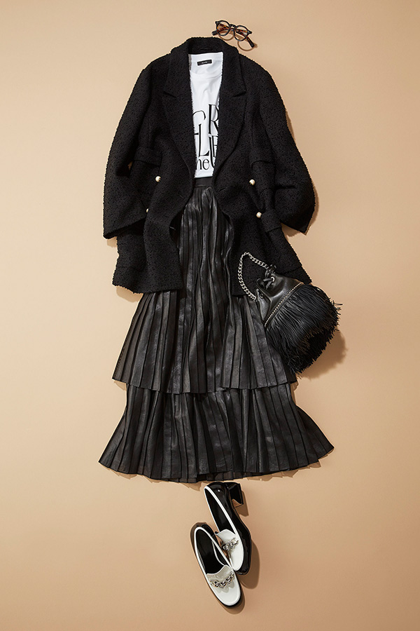 黒ツイードジャケット×白ロゴTシャツ×黒スカート